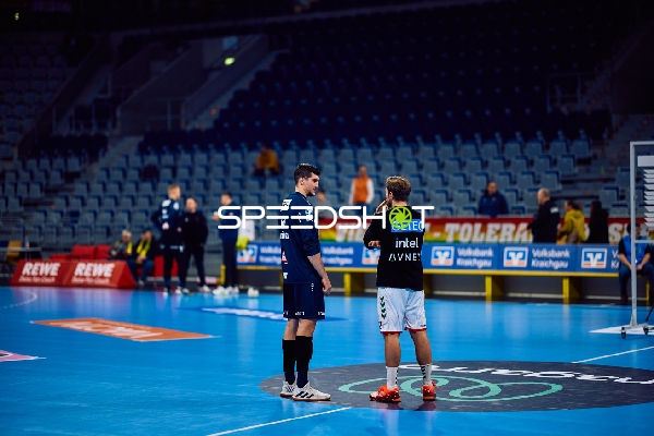 Vorbesprechung zwischen Spielern auf dem Spielfeld.