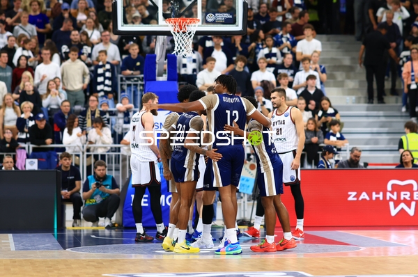 Spielszene mit Osun Osunniyi (12; MLP Academics Heidelberg) und Gytis Radzevicius (7; Rytas Vilnius) Osun Osunniyi (12; MLP Academics Heidelberg), Michael Weathers (20; MLP Academics Heidelberg), Gytis Radzevicius (7; Rytas Vilnius) und Gytis Masiulis (21; Rytas Vilnius) in Aktion Basketball Champions League: MLP Academics Heidelberg – Rotas Vilnius am 15.10.2025 im SNP-Dome, Heidelberg. - Osun Osunniyi, Michael Weathers, Gytis Masiulis, Gytis Radzevicius, Vitalii Petukhov