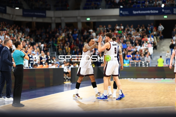 Feier zwischen Paul Zipser (9; MLP Academics Heidelberg) und Erol Ersek (11; MLP Academics Heidelberg) Paul Zipser (9; MLP Academics Heidelberg) und Erol Ersek (11; MLP Academics Heidelberg) feiern mit einem High-Five auf dem Spielfeld Basketball Champions League: MLP Academics Heidelberg – Rotas Vilnius am 15.10.2025 im SNP-Dome, Heidelberg. - Erol Ersek, Paul Zipser