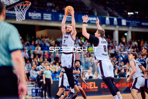 Sprungwurf von Dusan Neskovic (7; MLP Academics Heidelberg) gegen Dominic Vengert (8; MLP Academics Heidelberg) Gytis Radzevicius (7, Rytas Vilnius) macht einen Sprungwurf. Basketball Champions League: MLP Academics Heidelberg – Rotas Vilnius am 15.10.2025 im SNP-Dome, Heidelberg. Basketball Champions League: MLP Academics Heidelberg – Rotas Vilnius am 15.10.2025 im SNP-Dome, Heidelberg. - Marcus Weathers, DJ Horne, Jacob Wiley, Dusan Neskovic, Dominic Vengert