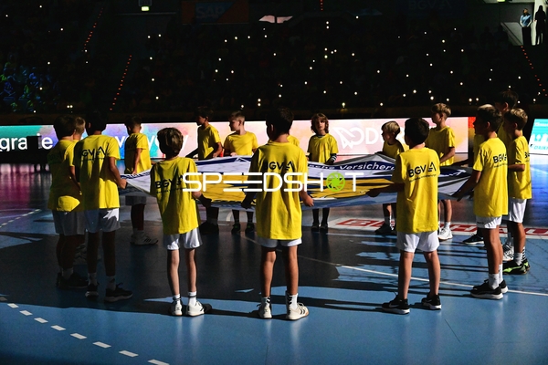 Kinder halten Banner in SAP Arena