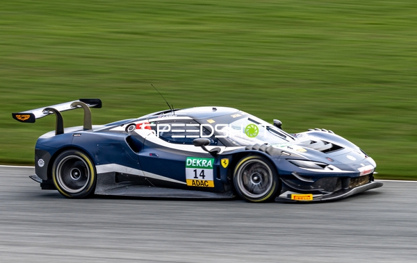 Rennfahrzeug auf der Rennstrecke