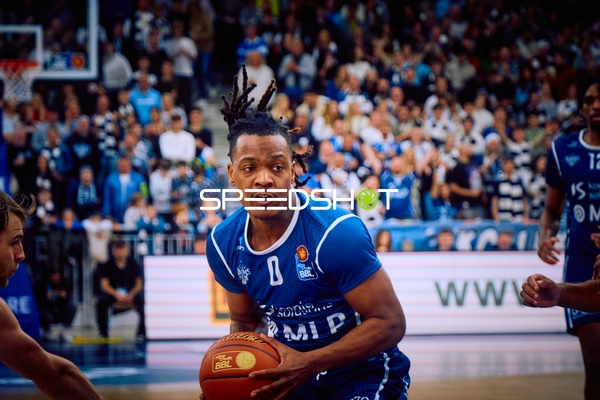 Ein Spieler von MLP Academics Heidelberg dribbelt den Ball.