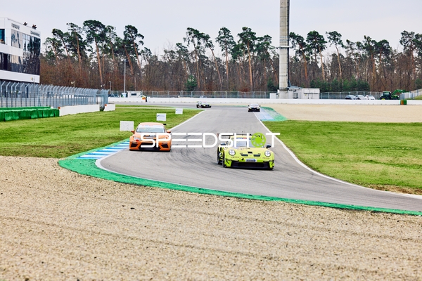 Zwei Autos in der Kurve auf dem Hockenheimring