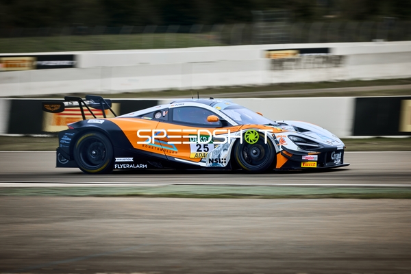 Rennfahrzeug auf der Rennstrecke