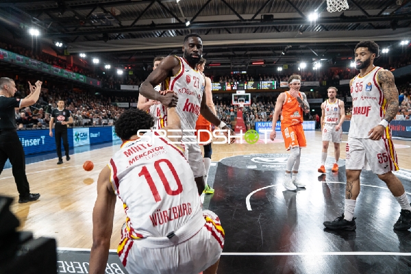 Spielaktion mit David Muenkat (55; Würzburg Baskets) und Eddy Edigin Jr (27, Würzburg Baskets) und Davion Mintz (10, Würzburg Baskets)