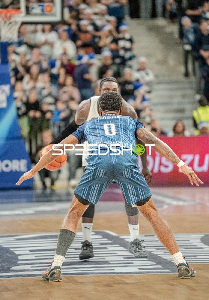 DJ Horne (0; MLP Academics Heidelberg) und Adrian Worthy (0; Basketball Löwen Braunschweig) in Aktion