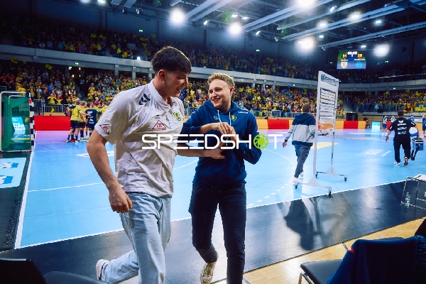 Spieler betreten das Spielfeld.