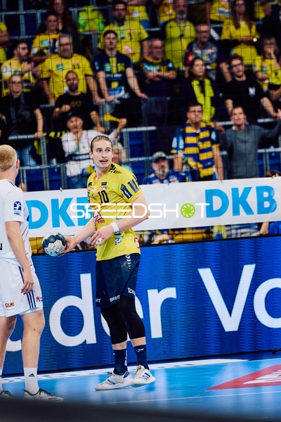 Juri Knorr von den Rhein Neckar Löwen bereitet einen Spielzug vor.