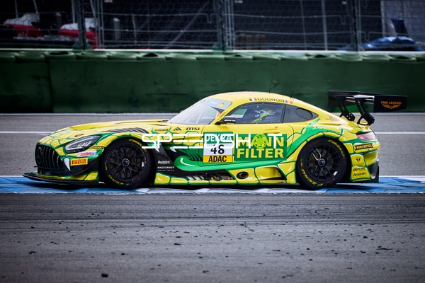 Rennfahrzeug auf der Rennstrecke