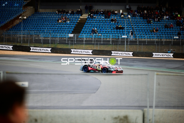 Fahrzeug 910; KKrämer Racing UG & Co KG auf Strecke