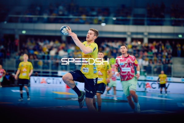 Ein Spieler der Rhein Neckar Löwen springt mit dem Ball in der Hand zum Torwurf.