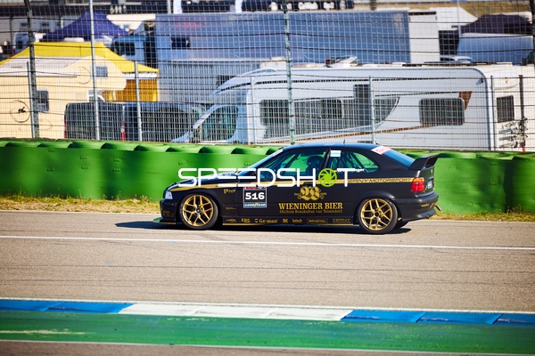 BMW mit Startnummer 546 auf der Rennstrecke