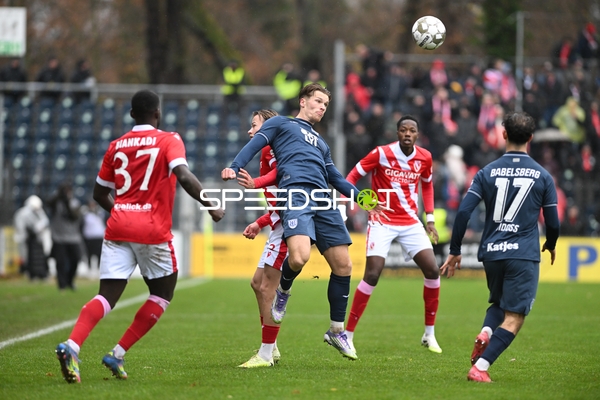 Luftduell um den Ball