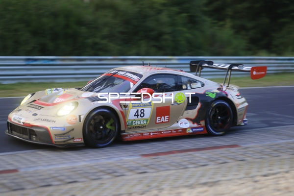 Rennfahrzeug auf der Rennstrecke