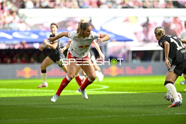 Zweikampf zwischen Andrea Norheim (3; RB Leipzig Frauen) und Gegnerin