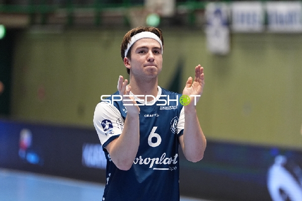 Soeren Servos (6; Bergischer HC) in Aktion