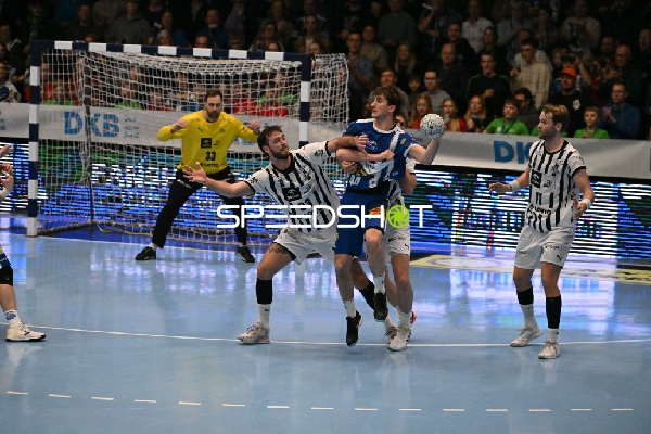 Stephan Seitz (44; ThSV Eisenach) mit Ball gegen Petter Overby (11; THW Kiel)