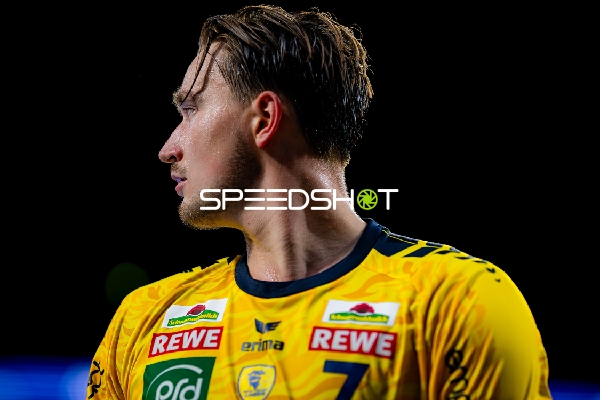 Robert Timmermeister (7; Rhein Neckar Löwen) positioniert sich