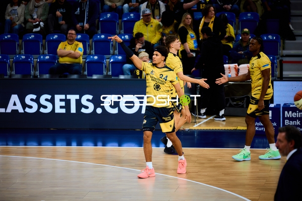 Brandon Tischler (24; MHP Riesen Ludwigsburg) wirft, Julis Baumer (37; MHP Riesen Ludwigsburg) und Keeshawn Kellman (32; MHP Riesen Ludwigsburg) bereit Brandon Tischler (24; MHP Riesen Ludwigsburg) zeigt eine Wurfbewegung, Julis Baumer (37; MHP Riesen Ludwigsburg) und Keeshawn Kellman (32; MHP Riesen Ludwigsburg) stehen bereit easyCredit BBL-Pokal: MLP Academics Heidelberg – MHP Riesen Ludwigsburg; 19.10.2025 - Brandon Tischler, Keeshawn Kellman, Julis Baumer
