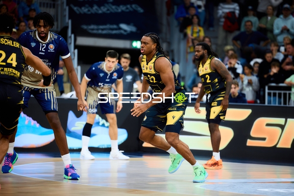 Defensive Aktion mit Keeshawn Kellman (32; MHP Riesen Ludwigsburg) und Osun Osunniyi (12; MLP Academics Heidelberg) Keeshawn Kellman (32; MHP Riesen Ludwigsburg) und Osun Osunniyi (12; MLP Academics Heidelberg) verteidigen gegen Tray Buchanan (2; MHP Riesen Ludwigsburg) und Dusan Neskovic (7; MLP Academics Heidelberg) in der Spielszene easyCredit BBL-Pokal: MLP Academics Heidelberg – MHP Riesen Ludwigsburg; 19.10.2025 - Osun Osunniyi, Tray Buchanan, Keeshawn Kellman, Dusan Neskovic
