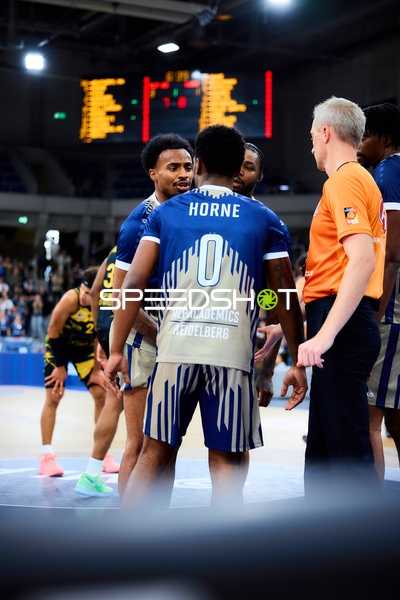 DJ Horne (0; MLP Academics Heidelberg) und Michael Weathers (20; MLP Academics Heidelberg) im Gespräch Spielszene mit DJ Horne (0; MLP Academics Heidelberg) und Michael Weathers (20; MLP Academics Heidelberg) im SNP Dome easyCredit BBL-Pokal: MLP Academics Heidelberg – MHP Riesen Ludwigsburg; 19.10.2025 - Marcus Weathers, Michael Weathers