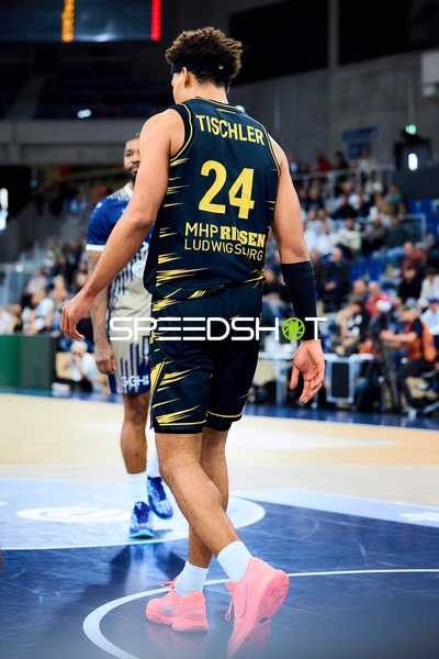Brandon Tischler (24; MHP Riesen Ludwigsburg) und DJ Horne (0; MLP Academics Heidelberg) auf dem Court Spielszene mit Brandon Tischler (24; MHP Riesen Ludwigsburg) und DJ Horne (0; MLP Academics Heidelberg) easyCredit BBL-Pokal: MLP Academics Heidelberg – MHP Riesen Ludwigsburg; 19.10.2025 - Marcus Weathers, Brandon Tischler
