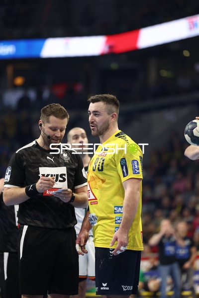 Spielunterbrechung mit einem Gespräch zwischen dem Schiedsrichter und einem Spieler der Rhein Neckar Löwen.