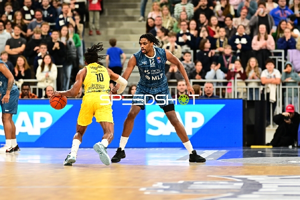 Osun Osunniyi (12; MLP Academics Heidelberg) verteidigt gegen James Woodard (10; EWE Baskets Oldenburg)