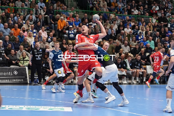 Szene mit Arnar Freyr Arnarsson (21; MT Melsungen) und Tomas Babak (19; Bergischer HC)