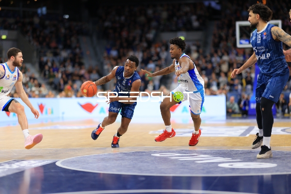 Spielaktion mit Marcel Keßen (15; MLP Academics Heidelberg) und Nahiem Alleyne (4; Frankfurt Skyliners)