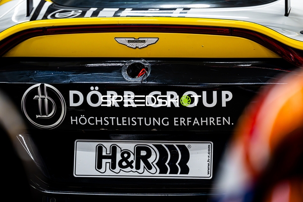 Aston Martin Heck mit Sponsoren