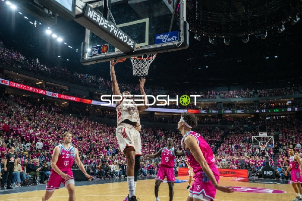 Szene mit Patrick Heckmann (33; Telekom Baskets Bonn) am Spielfeldrand