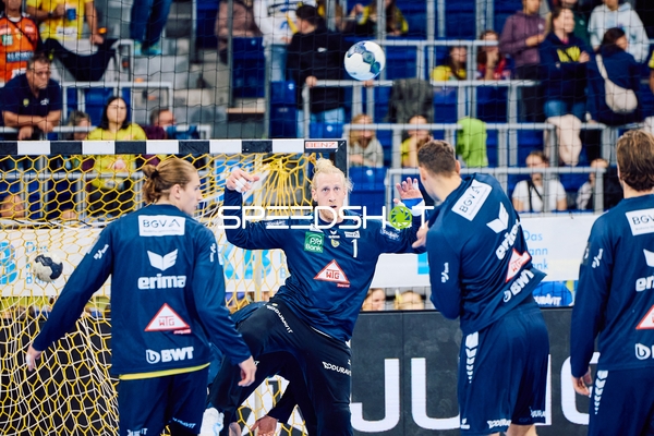 Torhüter von HSV Hamburg blockt den Ball.