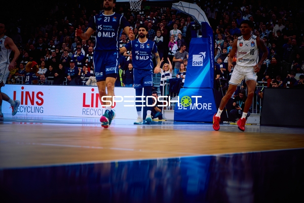 Ein Spielzug mit Spielern in Aktion, während sie über das Spielfeld laufen.