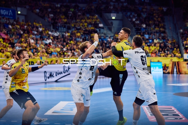 Ein Spieler der Rhein Neckar Löwen versucht, sich gegen die Abwehr von THW Kiel durchzusetzen.
