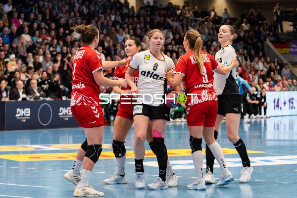 Nieke Kühne (19; Deutschland) und Nina Engel (8; Deutschland) kämpfen gegen Norma Goldmann (15; Schweiz)