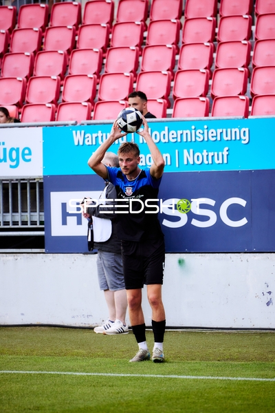 Einwurf von Phil Kemper (5; FSV Frankfurt)