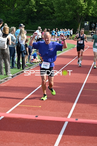 Läufer überquert Ziellinie