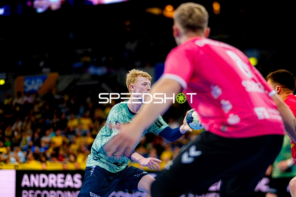 Pass von Jon Lindenchrone Andersen (42; Rhein Neckar Löwen)