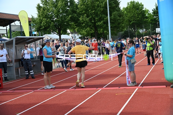 Läufer erreicht Zielband