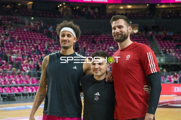 Szene mit Leon Kratzer (8; FC Bayern Basketball), Michael Kessens (6; Telekom Baskets Bonn) und Thomas Pennellier (996; Telekom Baskets Bonn)