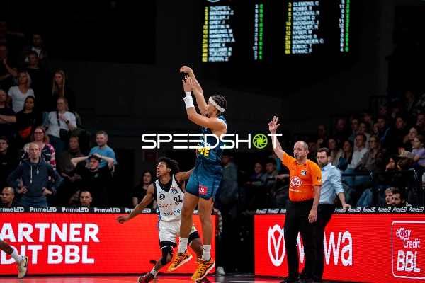 Szene mit Ross Williams (34; Veolia Towers Hamburg) und Martin Breunig (13; Veolia Towers Hamburg)