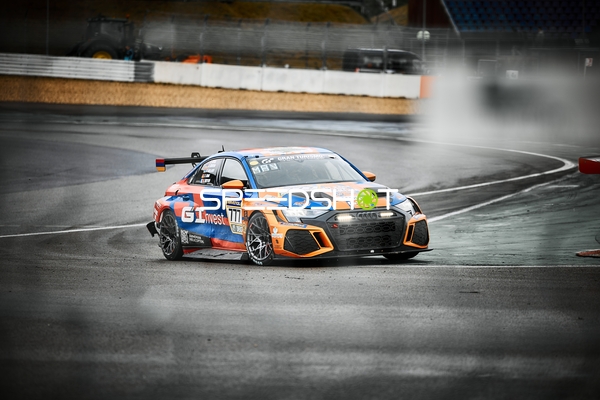 Fahrzeug Goroyan RT by Sharky Racing (777): Artur Goroyan, Danny Brink, Kvitka Oleg, Roman Mavlanov auf nasser Strecke