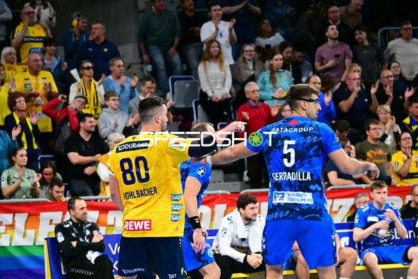 Jannik Kohlbacher (80; Rhein Neckar Löwen) und Jorge Serrano (5; TVB 1898 Stuttgart) kämpfen um den Ball