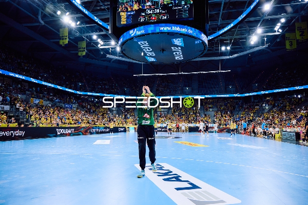 Ein Torwart feiert auf dem Spielfeld nach einem Spiel.