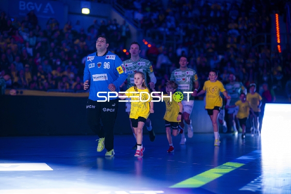 Einlauf von Dejan Milosavljev (96; Füchse Berlin) und Lasse Andersson (11; Füchse Berlin)