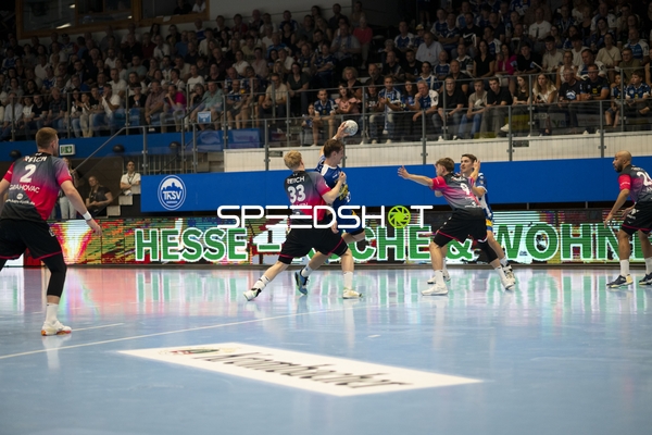 Oskar Joelsson (3; ThSV Eisenach) im Angriff gegen 33; HSG Wetzlar und Niklas Theiß (9; HSG Wetzlar)