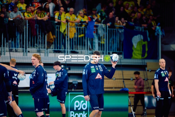 Aufwärmen der Spieler auf dem Spielfeld