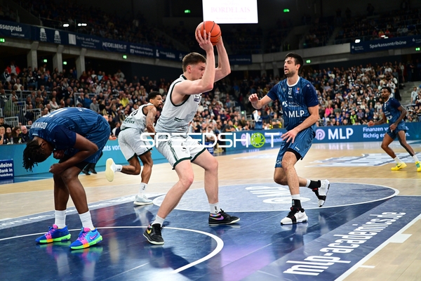 Mateo Seric (21; MLP Academics Heidelberg) mit Ball, Michael Weathers (20; MLP Academics Heidelberg) und Urald King (20; Gladiators Trier) verteidigen